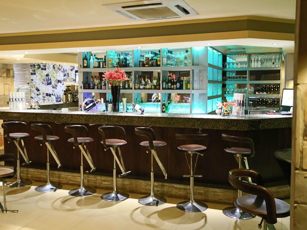 Roca Golf Hotel Бужумбура Экстерьер фото