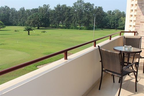 Roca Golf Hotel Бужумбура Экстерьер фото